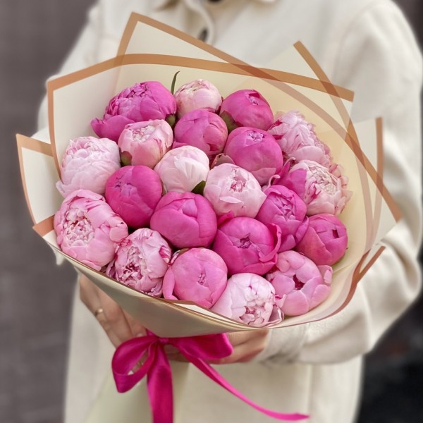 Розовый микс из 21 пиона